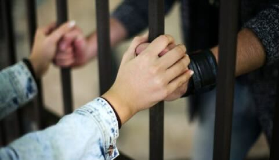 Civitavecchia: sesso orale in sala colloqui del carcere, donna denunciata per atti osceni