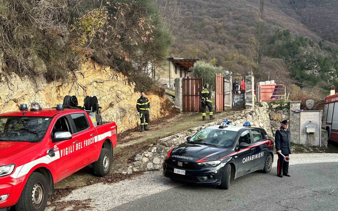 Minacciano di morte i vicini, poi incendiano il tetto della casa. Madre e figli arrestati dai Carabinieri