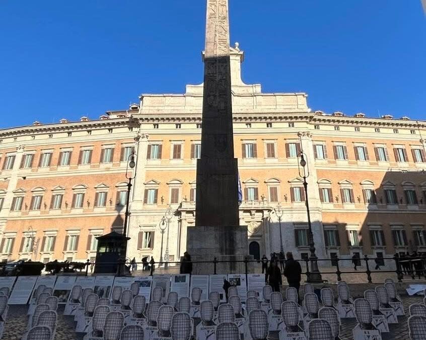 Piazza Montecitorio: istallazione con le sagome per ricordare i 74 suicidi in carcere