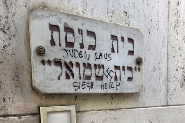‘Sieg Heil’ e svastiche sulla targa de Tempio Beth Shmuel. Gualtieri: “Gesto che offende l’intera città”
