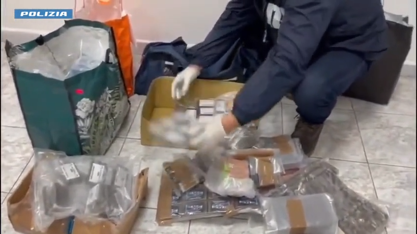 Scoperto Bazar dello spaccio in periferia: 2 arresti. Sequestrata droga per 400mila euro