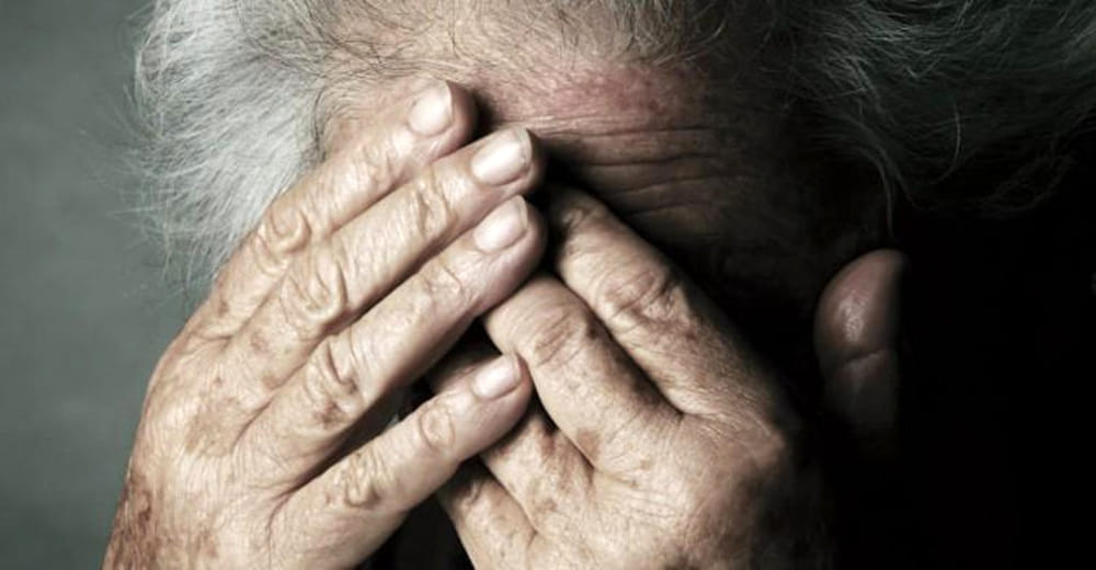 Chiede al nonno i soldi per comprare la droga, al suo rifiuto lo colpisce alla testa con una spranga