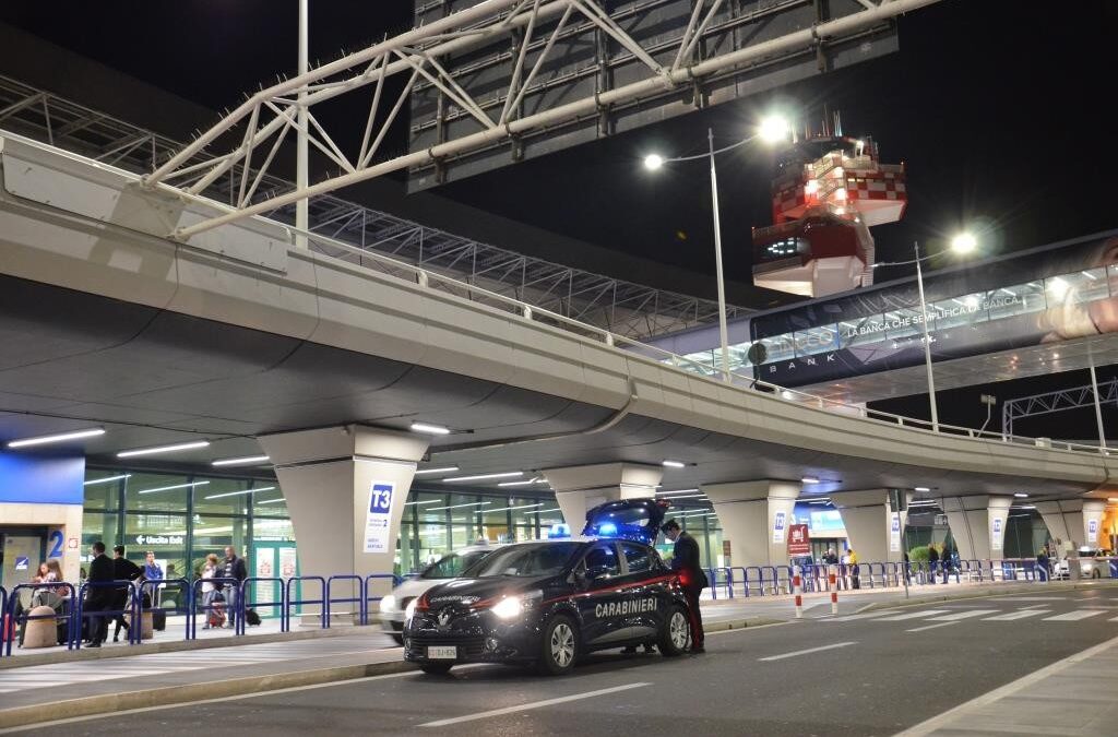 Fiumicino, stretta su Ncc e taxi abusivi: 11 ordini di allontanamento e sanzioni per 20mila euro