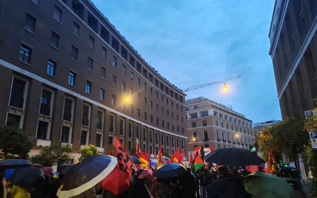 Proteste sotto l’ambasciata degli Stati Uniti a Roma, dopo il bombardamento in Venezuela