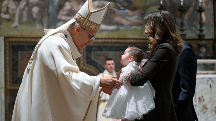 Papa Leone XIV battezza 20 bambini: “La fede, un bene essenziale per vivere”