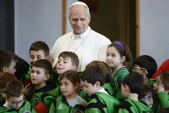Il Papa visita una parrocchia a Ostia “Le nubi oscurano il mondo, continuiamo a chiedere la pace”