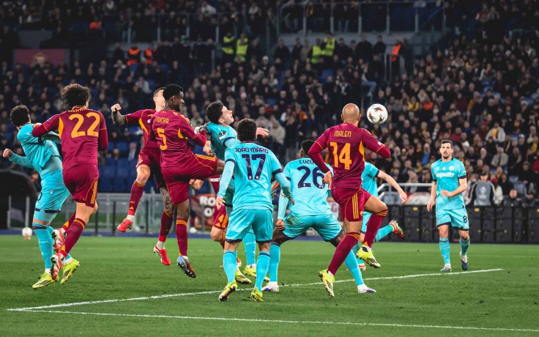 Roma, la rabbia dei tifosi dopo il ko col Bologna: fischi e squadra respinta