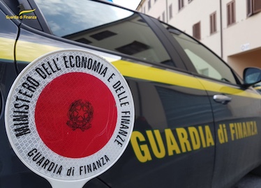 In auto con coltello e mazza da baseball: 30enne denunciato e patente ritirata