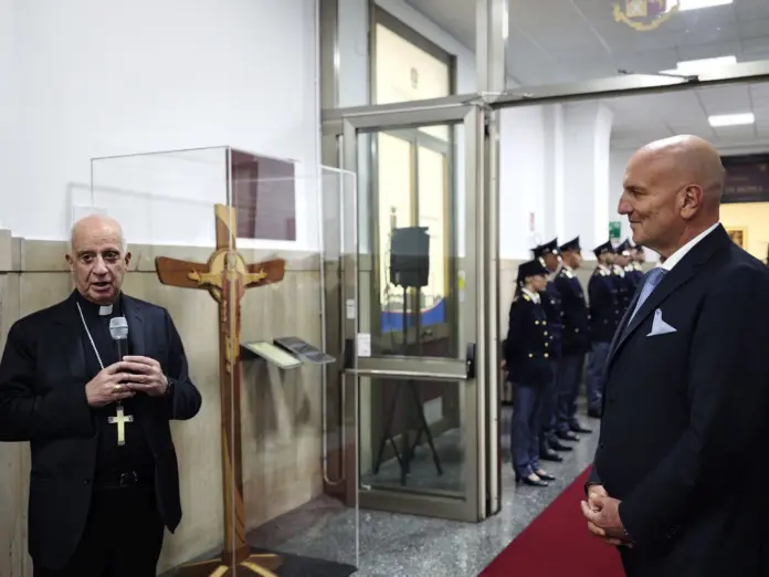 Il Vaticano dona alla Questura di Roma la croce del Giubileo 2025, simbolo di speranza