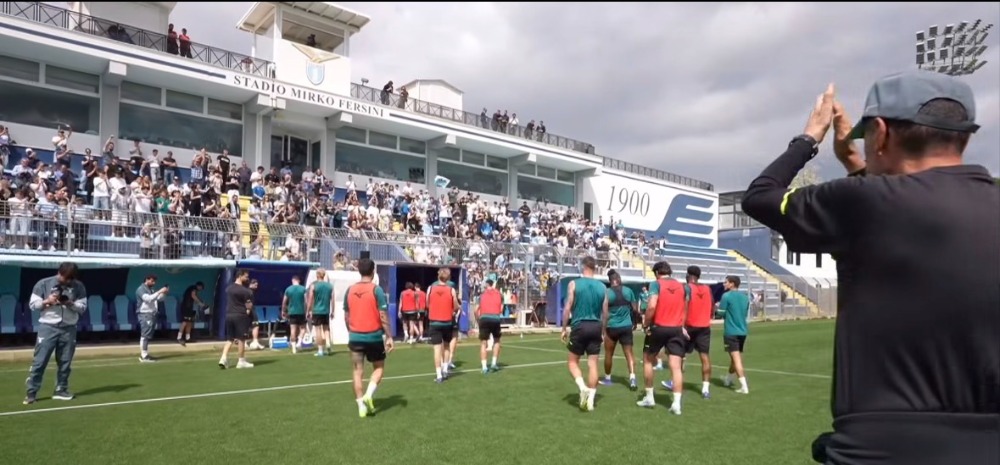 Lazio, a Formello l’abbraccio dei tifosi prima della partenza per Bergamo