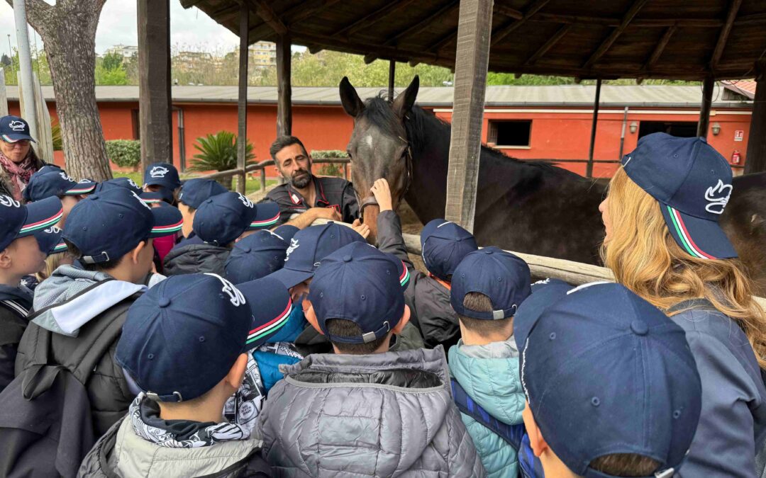 Il 4° reggimento Carabinieri a cavallo accoglie gli alunni di Artena per una giornata sulla legalità
