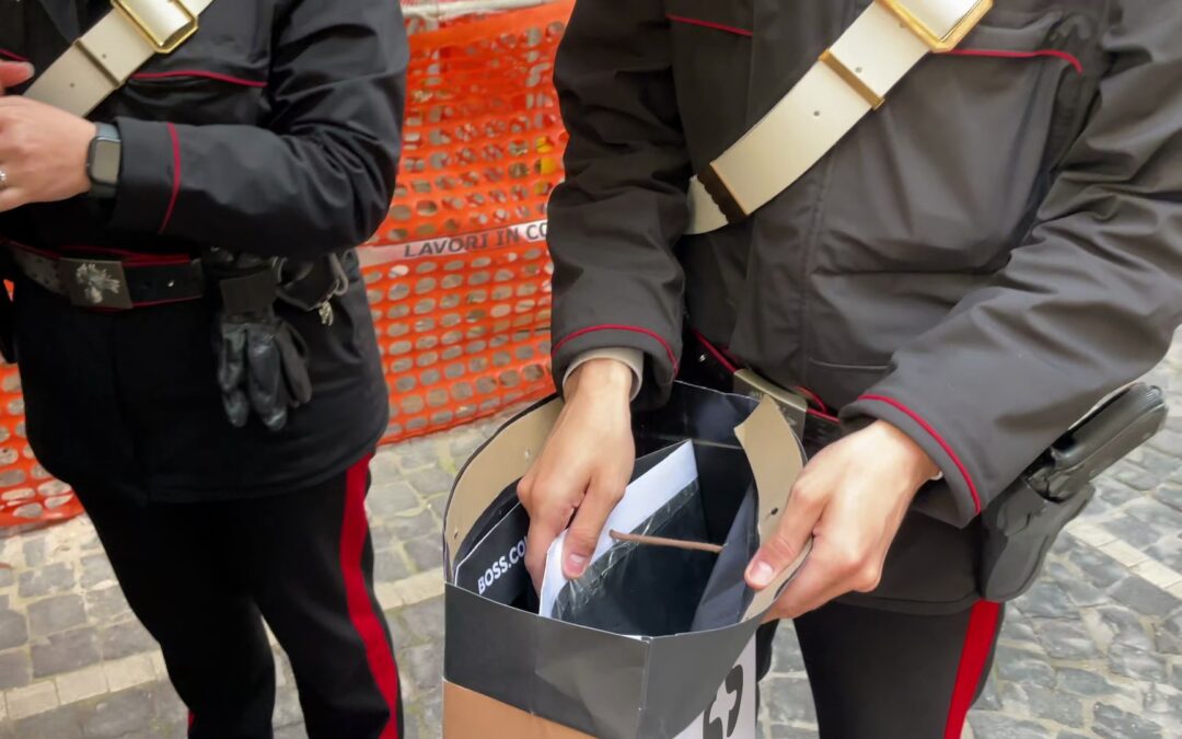 Ruba una borsa da 2800 euro in una famosa boutique, 19enne arrestato dai Carabinieri