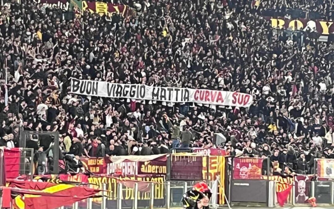 Palloncini giallorossi verso il cielo per l’ultimo saluto a Mattia Rizzetti, il 16enne investito e ucciso