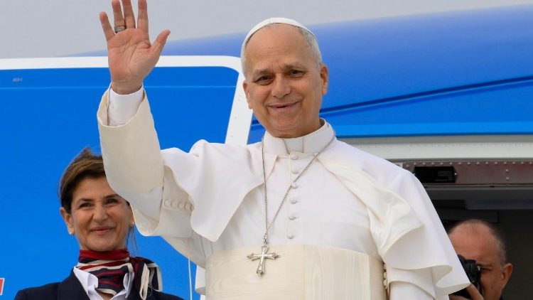 Leone XIV in volo verso l’Africa, inizia il suo terzo viaggio apostolico