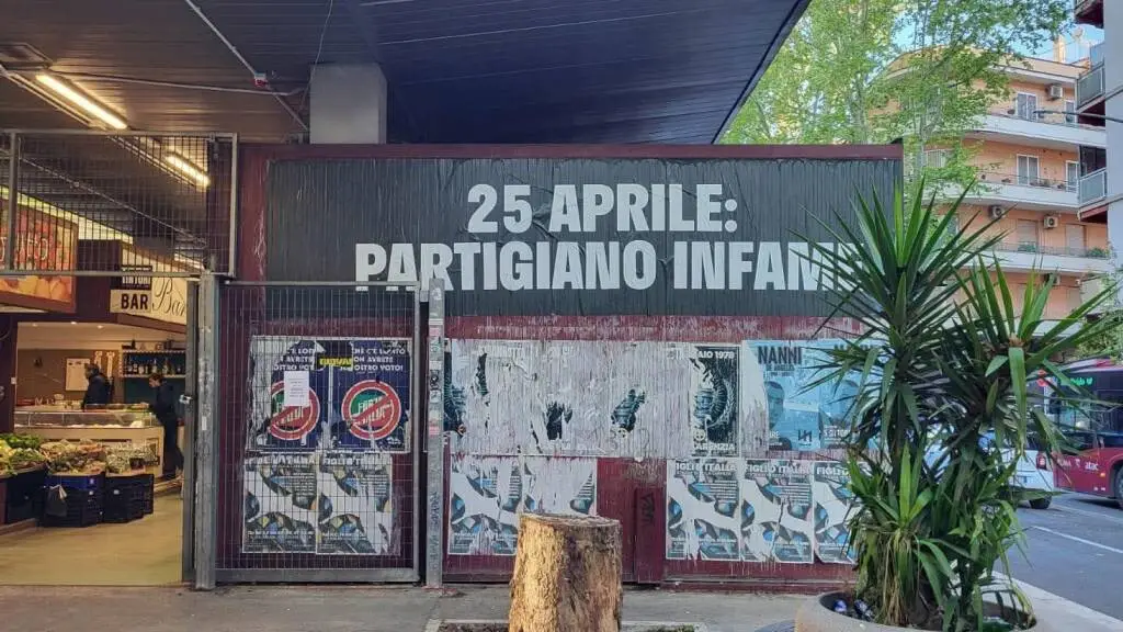 “Partigiano infame”: apparsi striscioni contro il 25 aprile nel VII Municipio