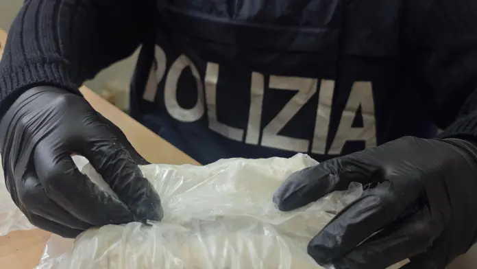 Caveau della droga nascosto in casa al Quarticciolo, un arresto a Roma