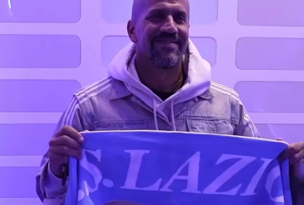 Lazio, Veron in visita al Centro Sportivo di Formello: abbracci e foto con i giocatori
