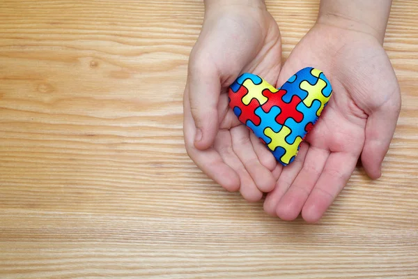 Urla, strattoni e schiaffi a bimbo autistico: due maestre ora rischiano il processo