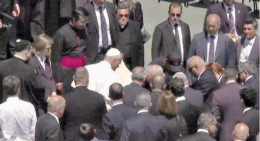Uomo colpito da malore in Piazza San Pietro, Papa Leone scende tra i fedeli e lo aiuta a rialzarsi