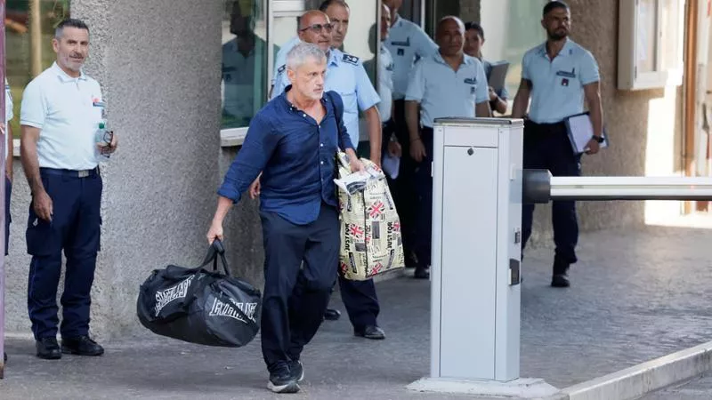 Gianni Alemanno lascia il carcere di Rebibbia: “Esco da innocente”