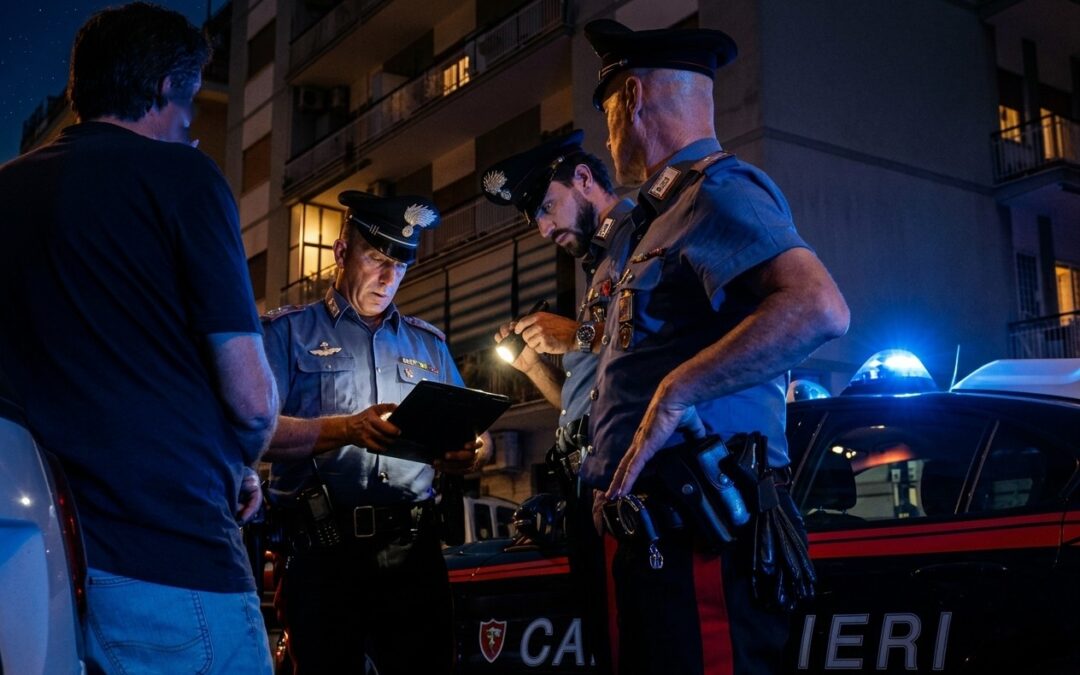 Ruba bottiglie in un negozio e aggredisce dipendente per darsi alla fuga: arrestato 45enne