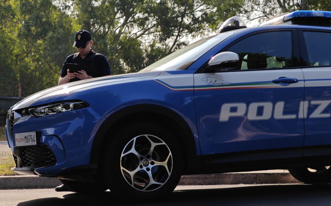 Prima chiedono 50 centesimi, poi rapinano due coetanei: arrestati un 19enne e un 17enne