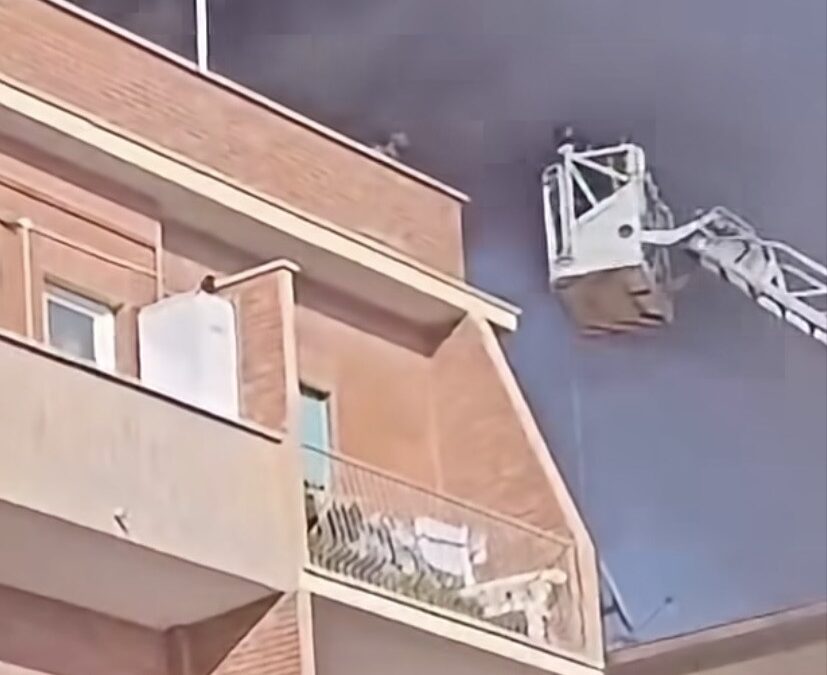 Ostia, palazzo in fiamme: i Vigili del Fuoco salvano un uomo