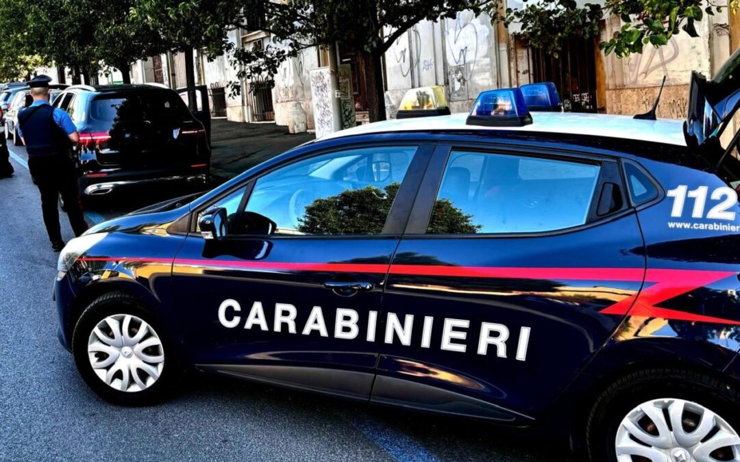 Telefona alla ex ma la voce arriva anche dal balcone di fronte: stalker tradita dall’eco e arrestata