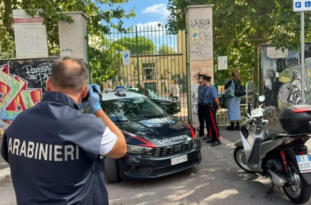 Aggressione insegnante: riprendeva con il cellulare mentre la accoltellava