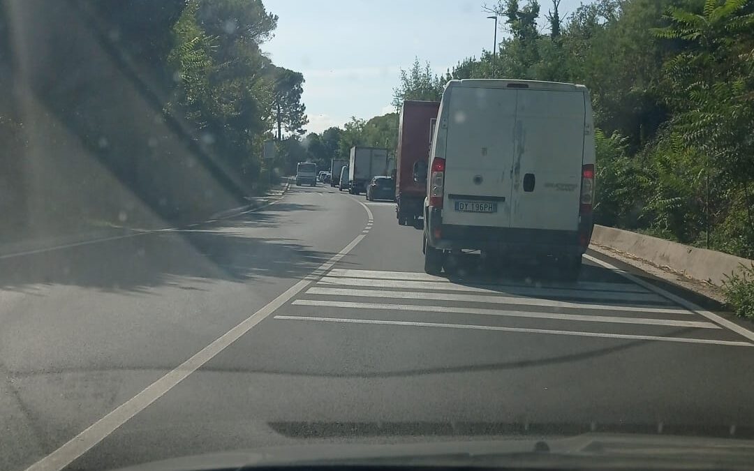 A1, incidente tra mezzi pesanti nel tratto romano: code fino a 4 km