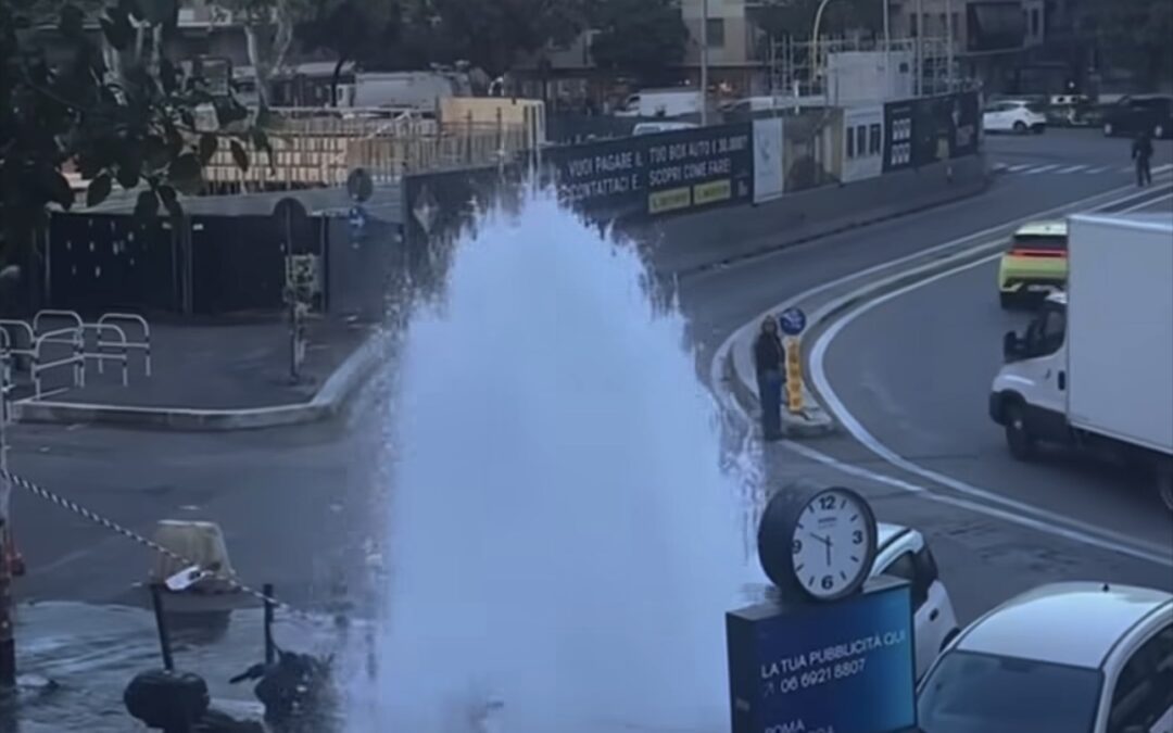 Condotta rotta a Piazza della Radio: geyser alto diversi metri, strade allagate
