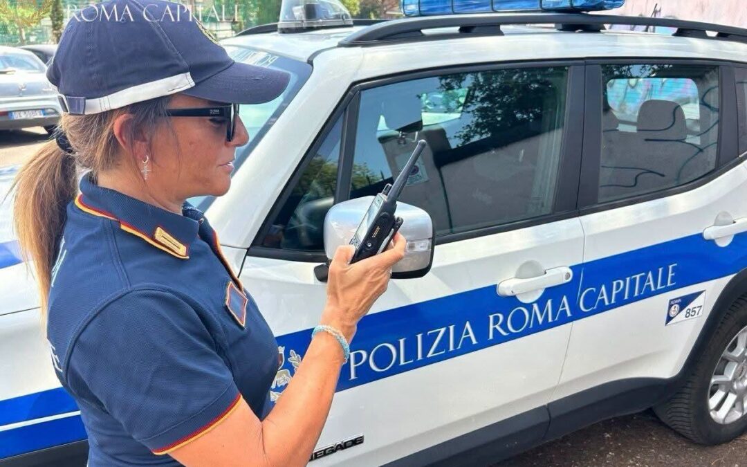 Investe una donna con la figlia nel passeggino e fugge: rintracciato in poche ore