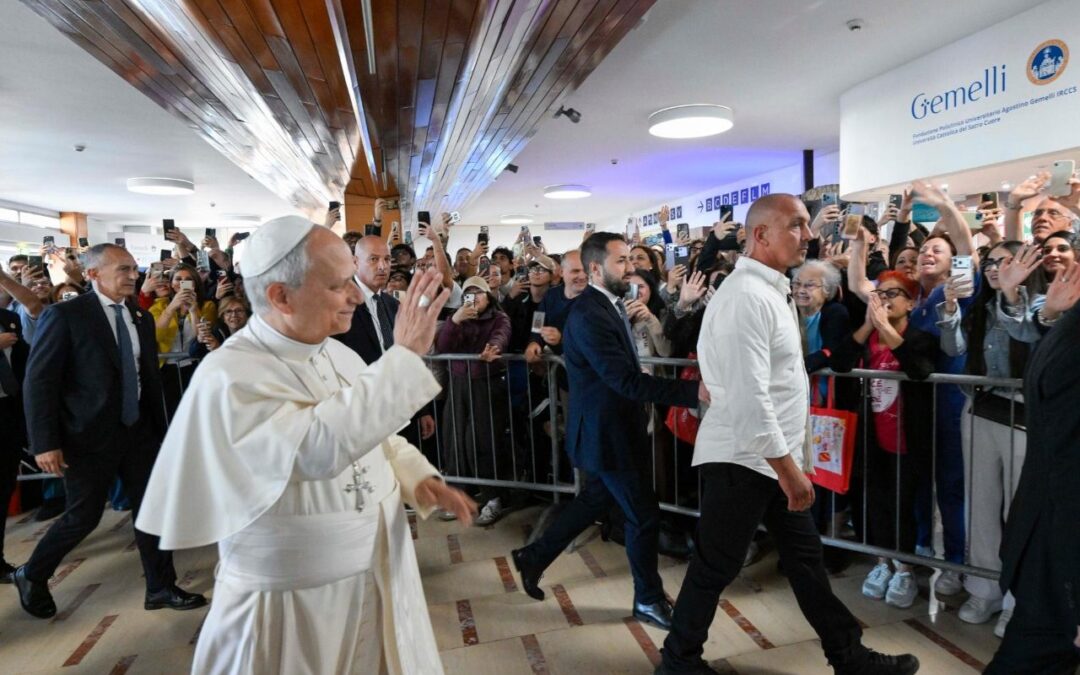 Decorso post-operatorio regolare, il Papa ha ripreso a camminare e ad alimentarsi