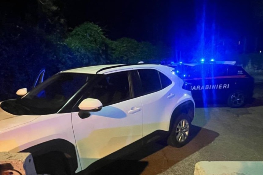Fugge all’alt dei Carabinieri alla guida di un’auto a noleggio: arrestato 24enne senza patente