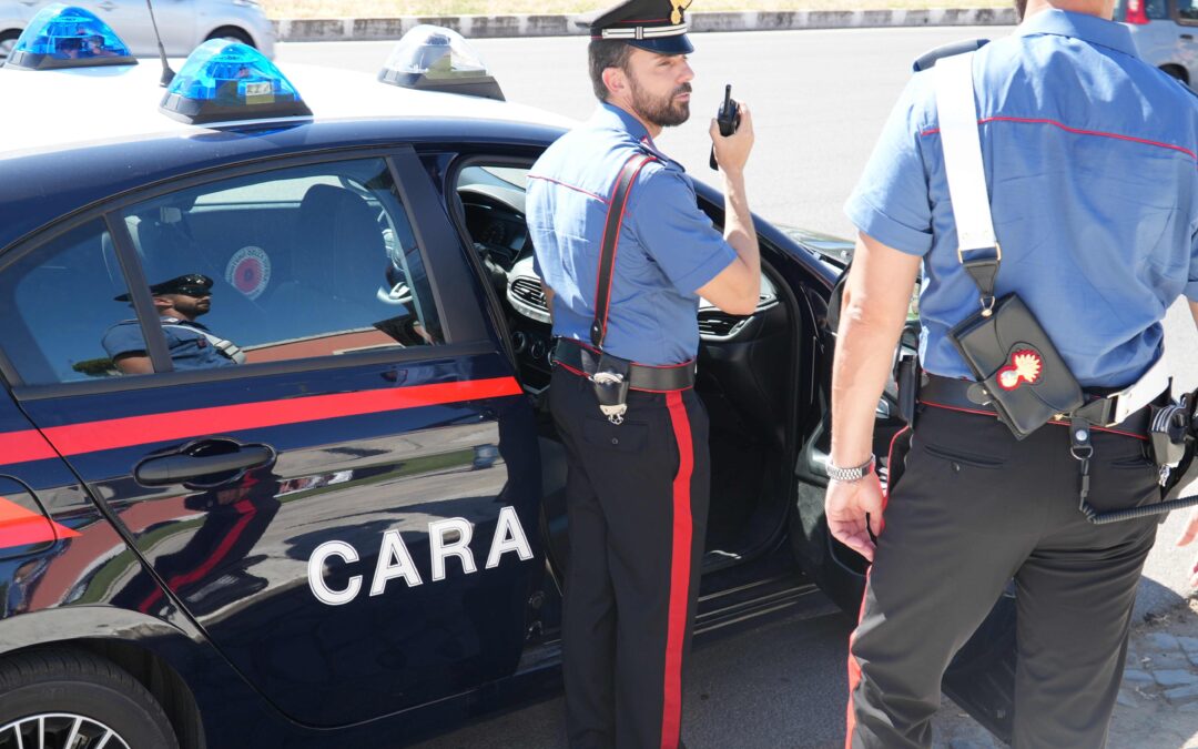 Don Bosco: si barrica in casa e minaccia i carabinieri con arco e frecce, 26enne denunciato