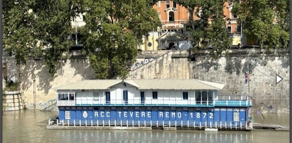 Addio al galleggiante del Reale Circolo Canottieri Tevere Remo