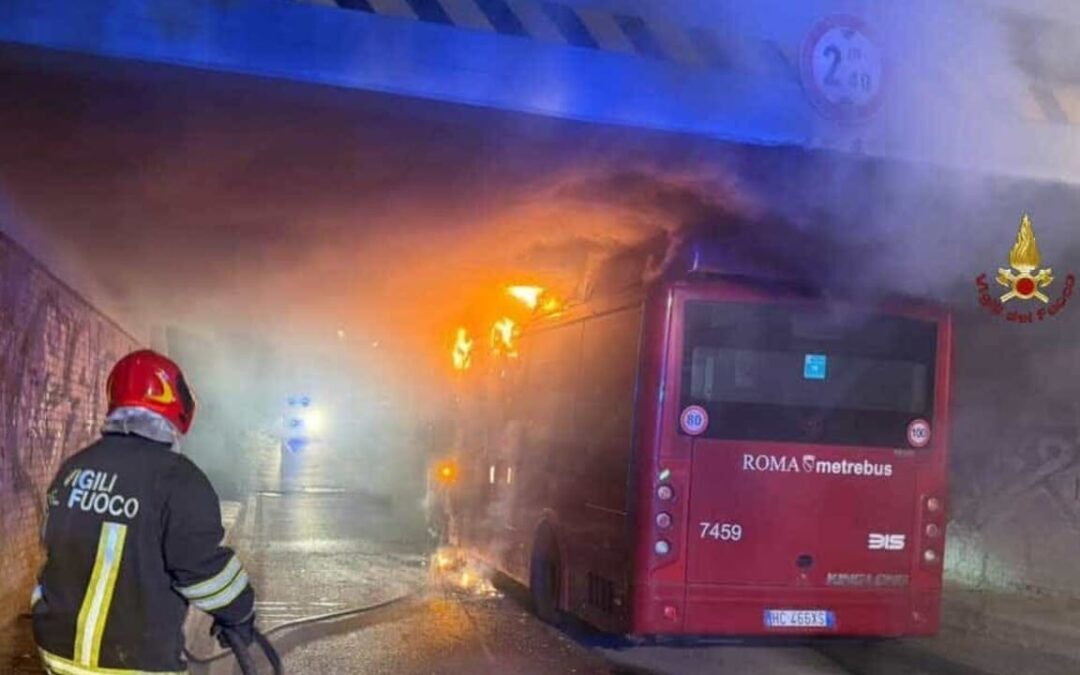 Nella notte autobus prende fuoco sotto il ponte di via Malafede